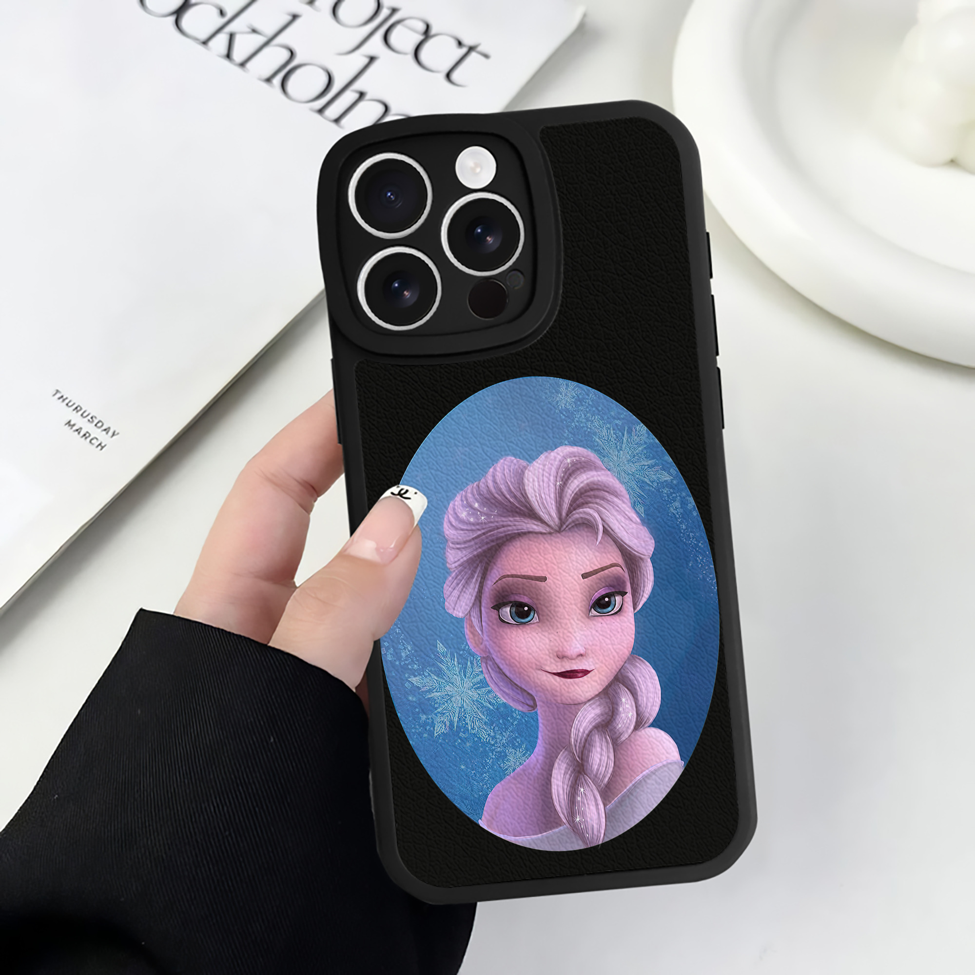 （画像用） アナと雪の女王 アンナ エルサ Frozen Anna Elsa 【iPhone 16シリーズ対応】シリコンスマホケース（レザー調） 材質：シリコン